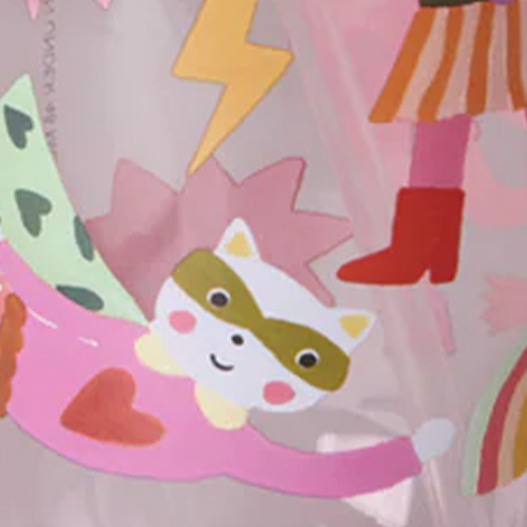 Detail van de drinkfles met een superheldenfiguur van een kat in een roze cape.