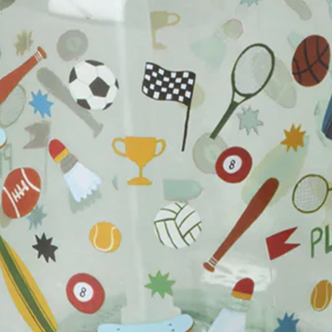 Detail van de rice drinkfles sports met illustraties van diverse sportartikelen zoals een voetbal, tennisracket en skateboard.