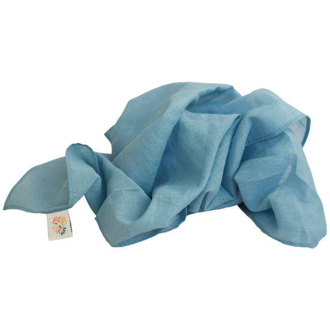 Een opgevouwen blauwe pit and play speeldoek van katoen.