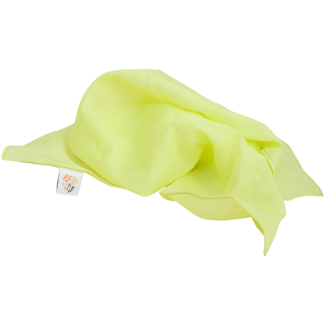 Een opgevouwen geel pit and play speeldoek met merklabel.