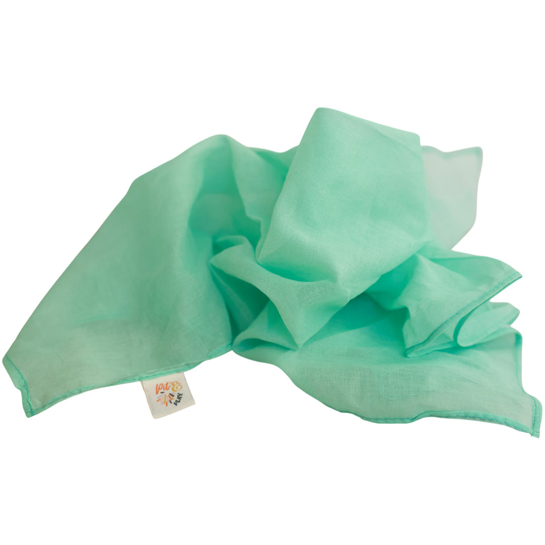 Een losjes gevouwen mintgroen Pit and Play speeldoek met merklabel.