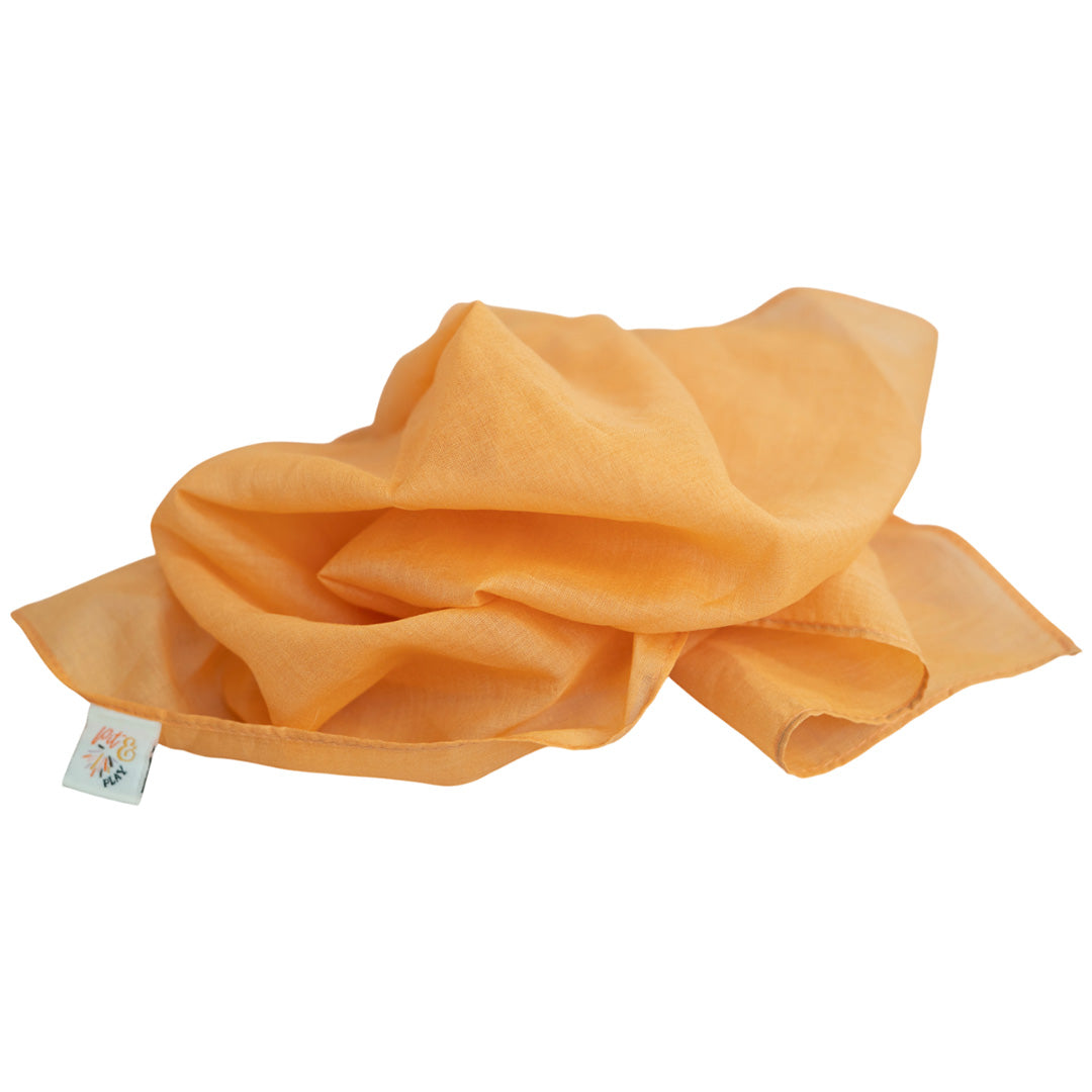 Pit & Play oranje speeldoek losjes gevouwen op een witte achtergrond.