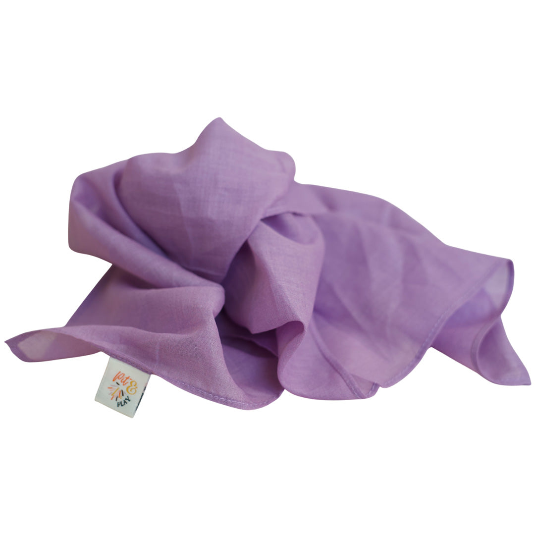 Een lila pit and play speeldoek van katoen, schuin gefotografeerd.
