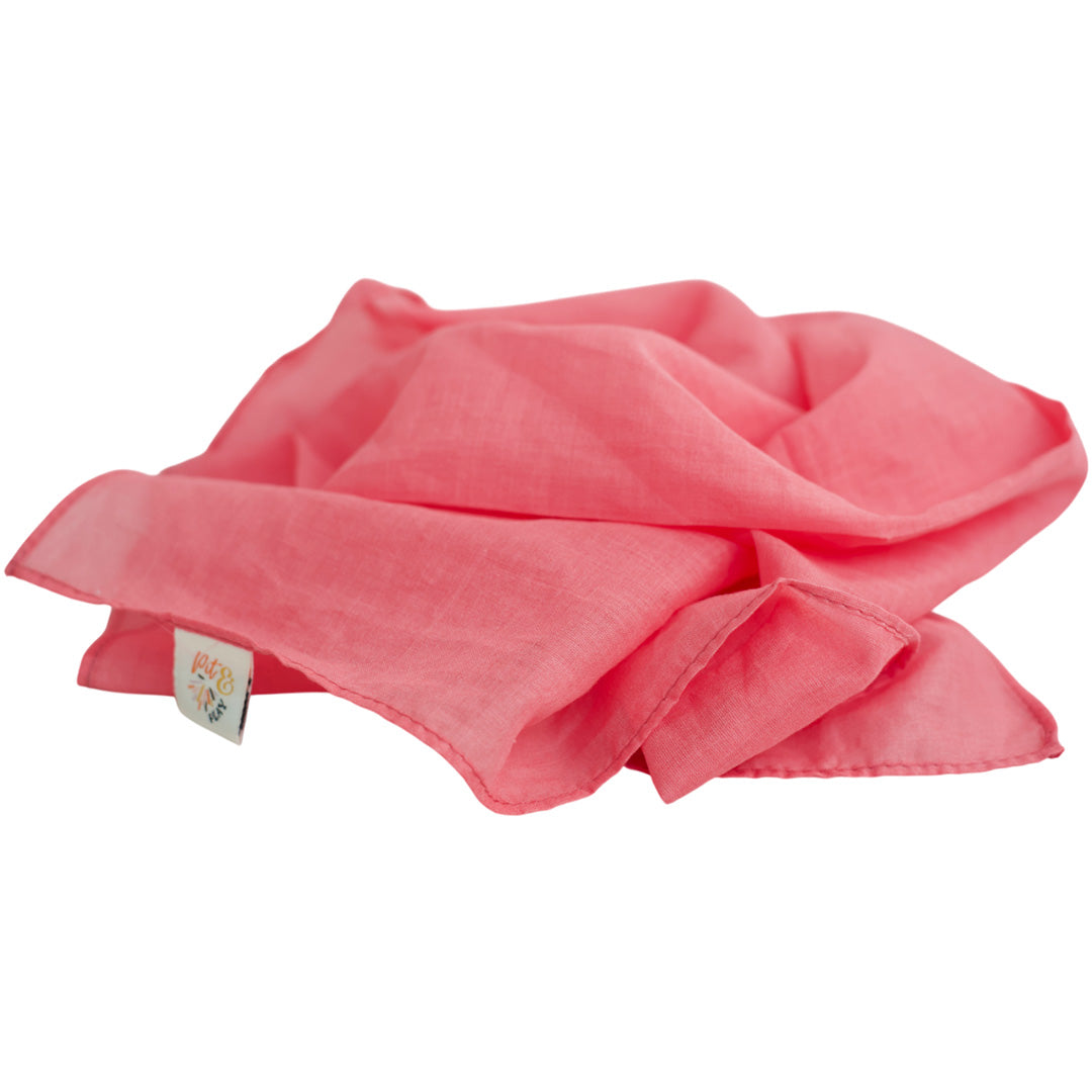 Een opgevouwen roze pit and play speeldoek van katoen.