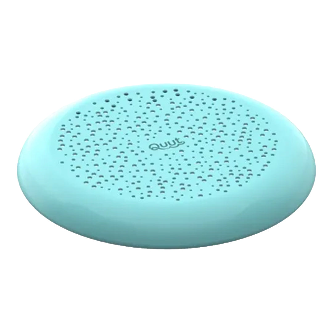 Quut blauwe frisbee en zandzeef met stippenpatroon, geïsoleerd op een witte achtergrond.