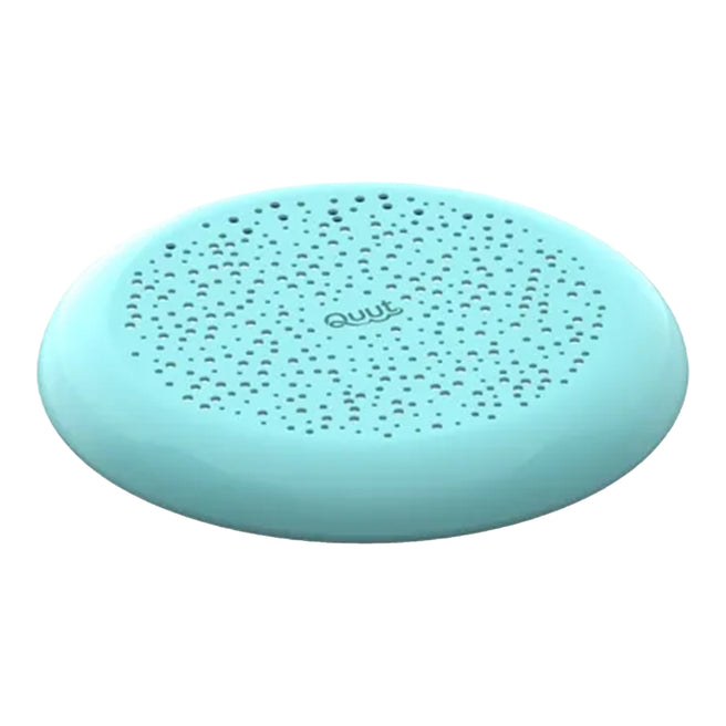 Quut blauwe frisbee en zandzeef met stippenpatroon, geïsoleerd op een witte achtergrond.