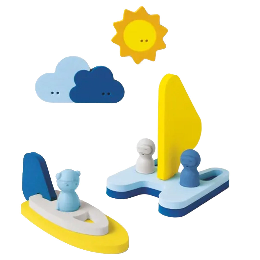 Quut badfiguren zeilboot set met twee boten, twee poppetjes, een zon en twee wolken.