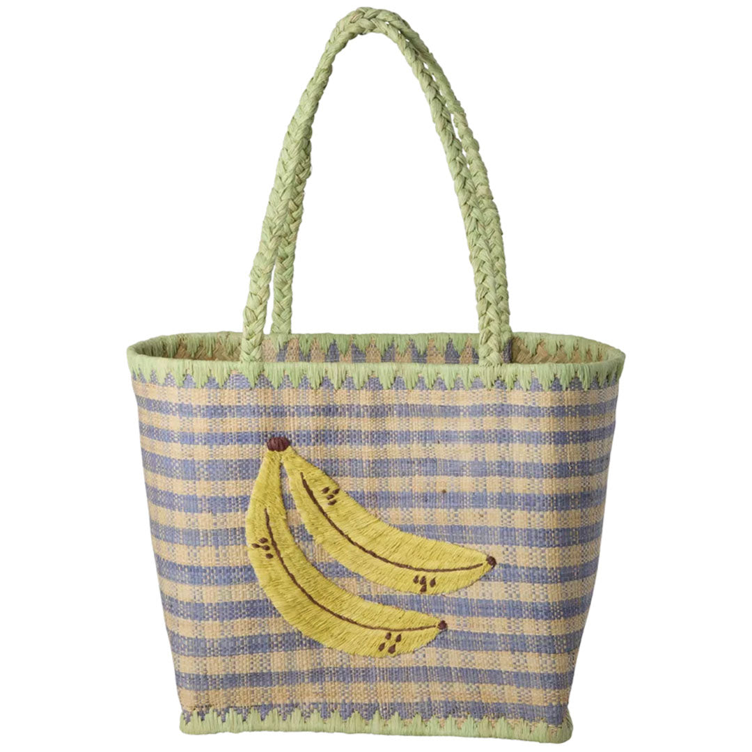 rice kinderhandtas van raffia met blauw-wit ruitpatroon en geborduurde bananen.
