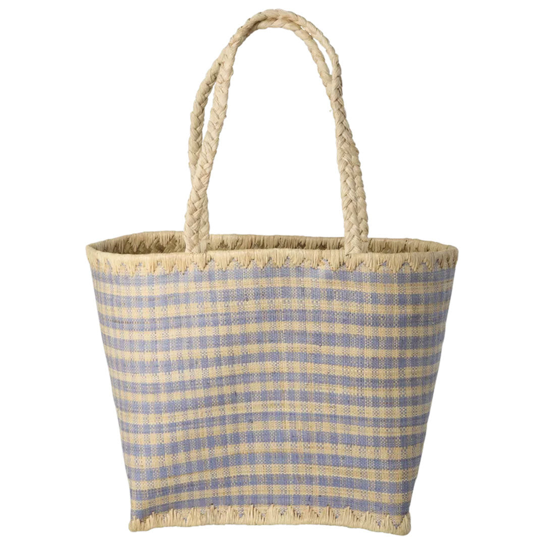 rice kindertas van raffia met blauw geruit patroon en gevlochten hengsels.