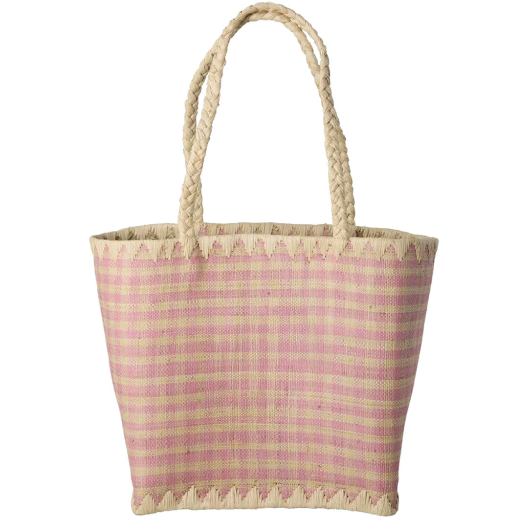 rice kindertas van raffia met roze ruiten en gevlochten hengsels.