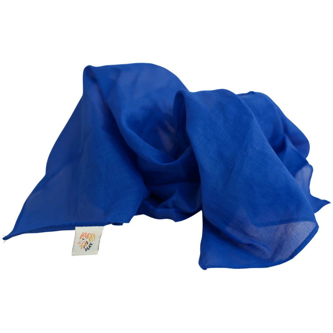 Een opgevouwen blauwe pit and play speeldoek met label.