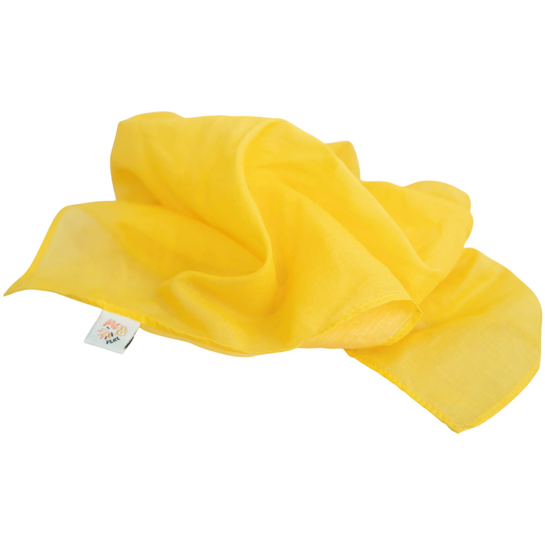 Een geel pit and play speeldoek, opgevouwen op een witte achtergrond.