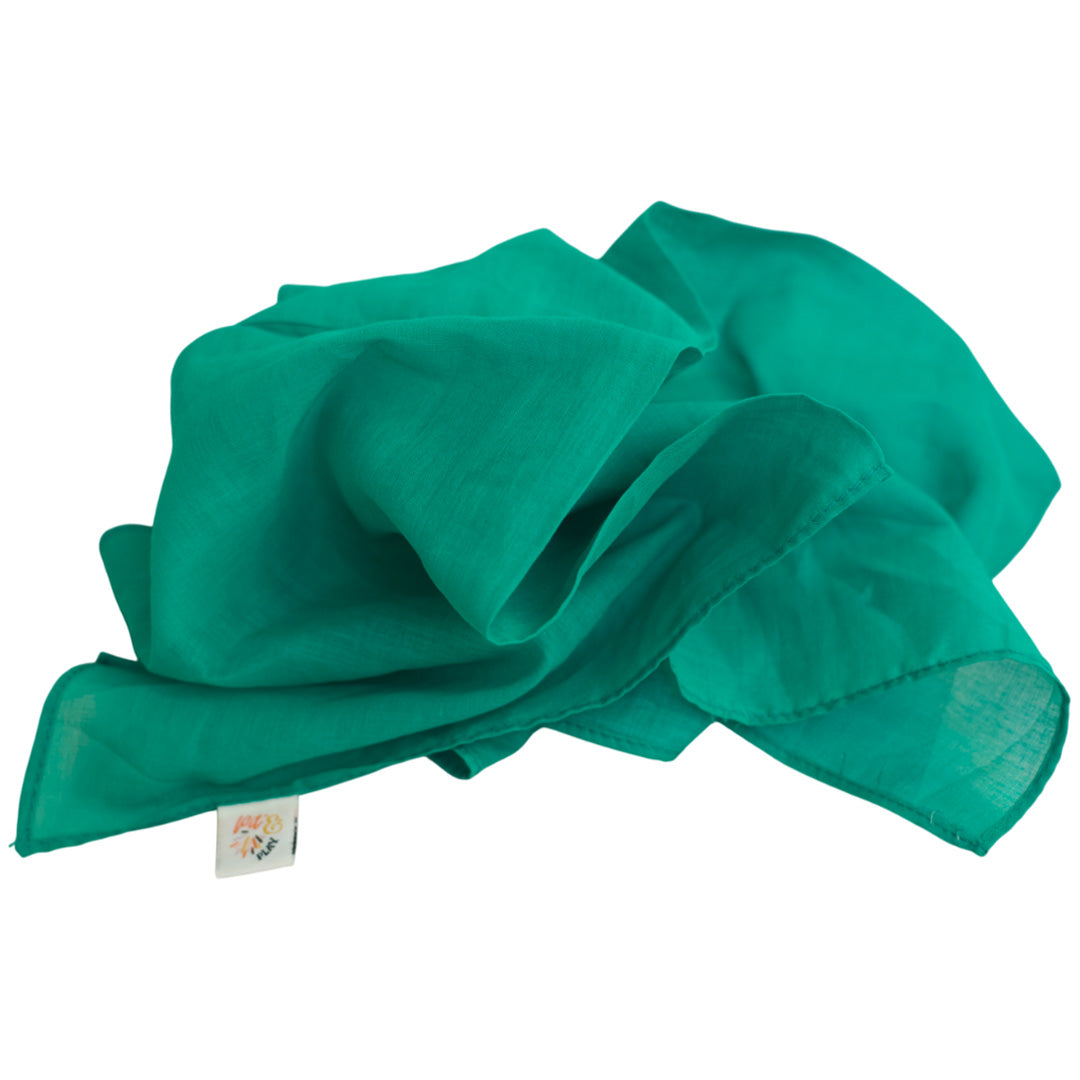 pit and play groene speeldoek van katoen, los op een witte achtergrond.