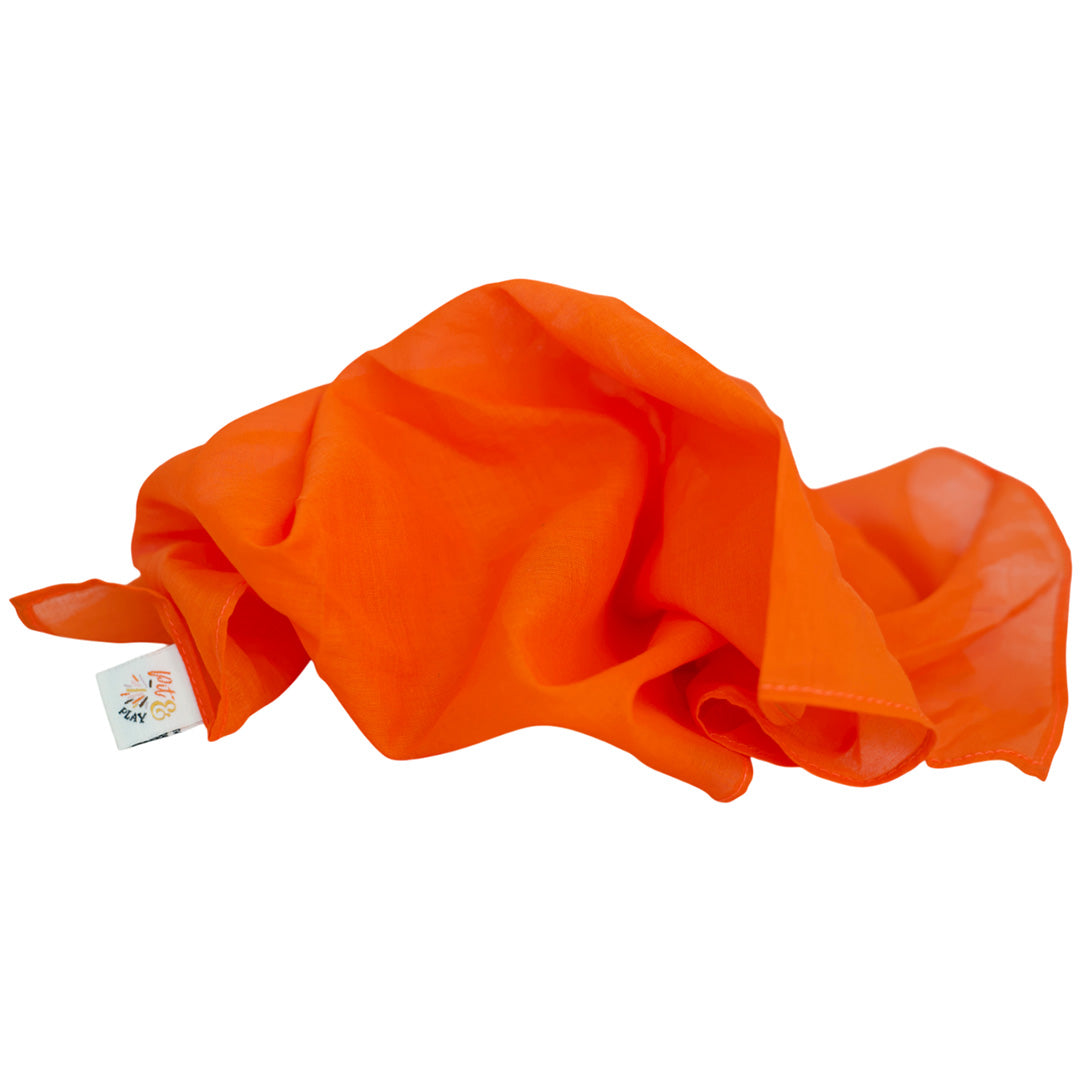 Een oranje pit and play speeldoek van katoen, op een witte achtergrond.