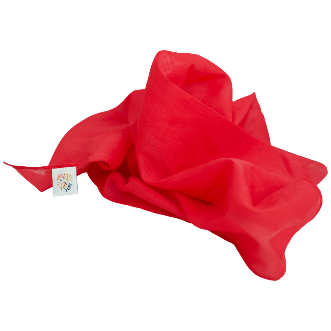 Een opgevouwen rood pit and play speeldoek met label op een witte achtergrond.