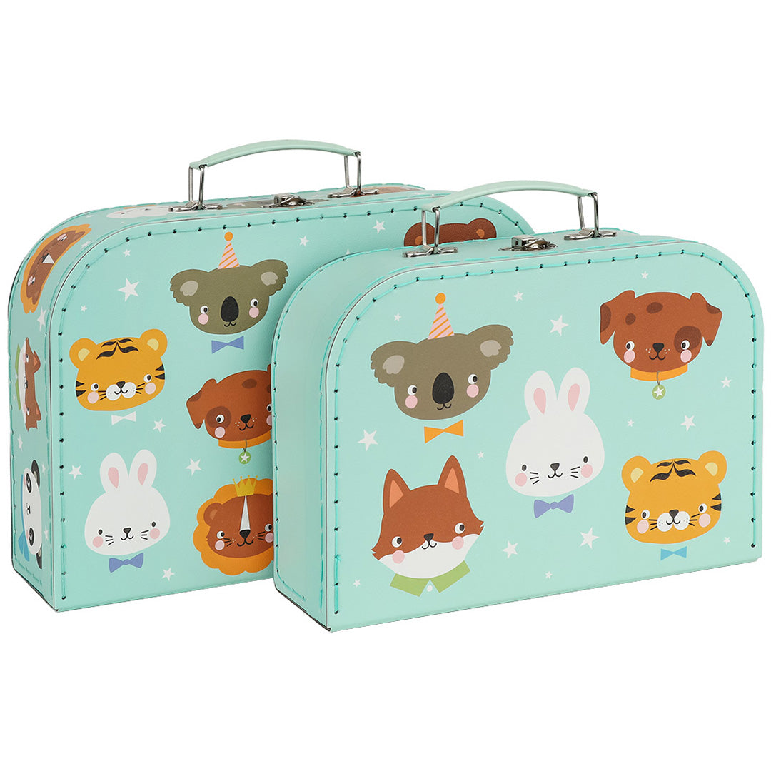 Twee lichtblauwe a little lovely company kinderkoffers met dierenvriendjes en sterrenpatroon, schuin van voren gefotografeerd.