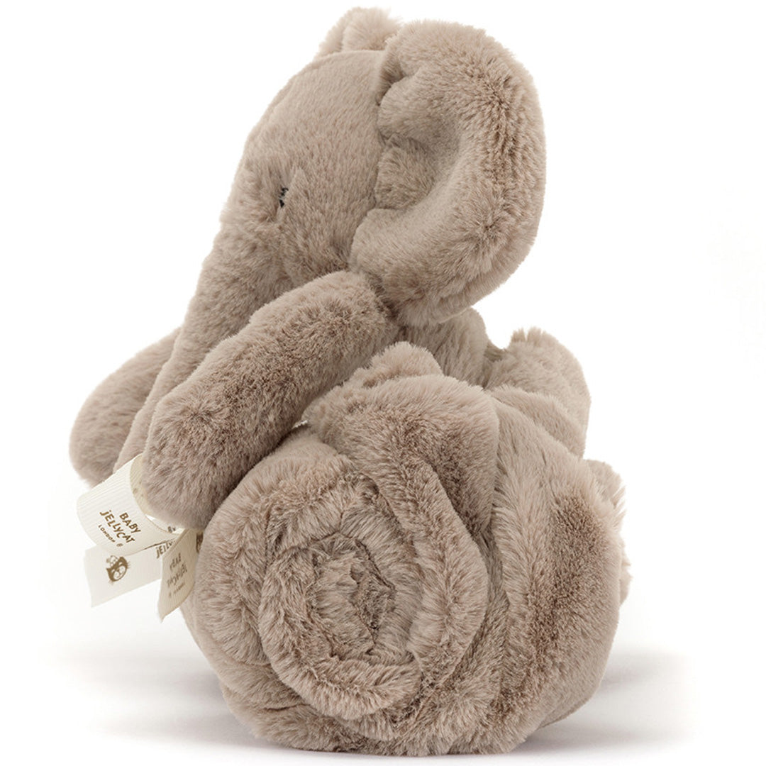 De zijkant van het opgerolde grijze Jellycat knuffeldekentje met olifantenkopje.