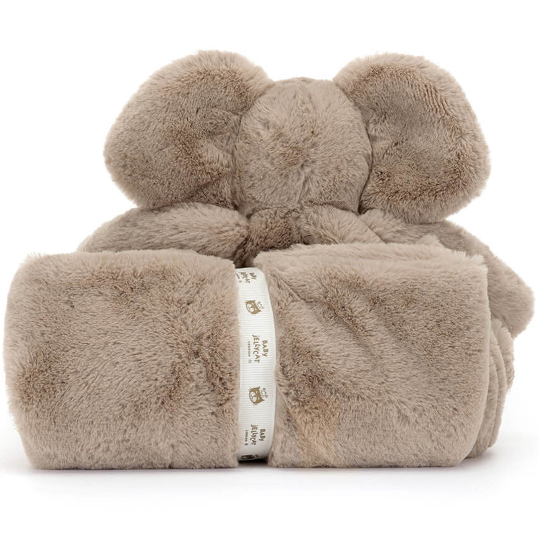 De achterkant van het opgerolde grijze Jellycat knuffeldekentje met een lint.