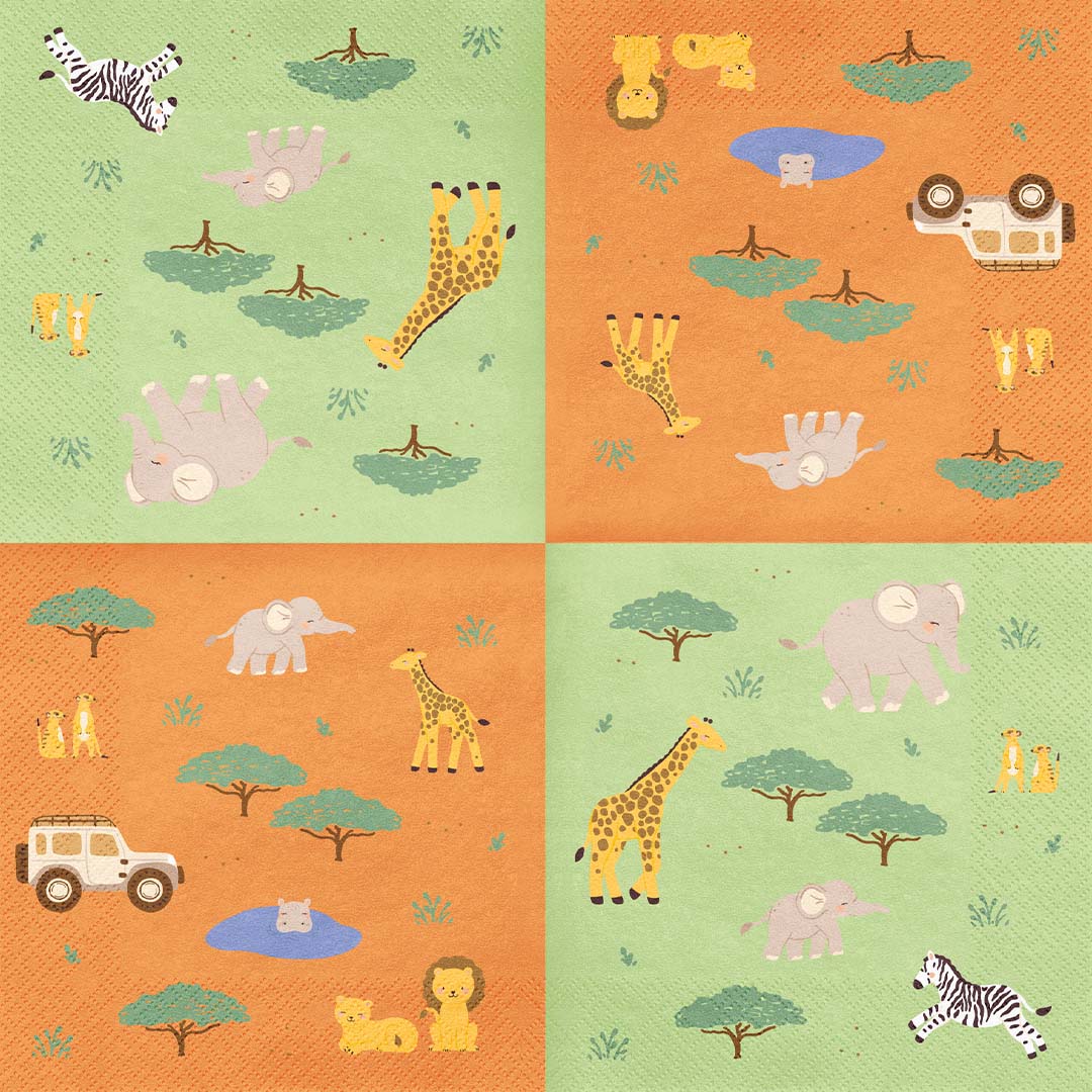 PartyDeco safari servetten met een patroon van giraffen, olifanten, zebra's, leeuwen, jeeps en bomen op groene en oranje vlakken.