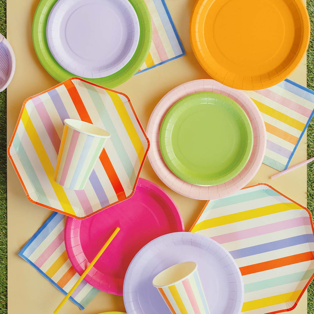 Partydeco collectie feestartikelen met gestreepte en effen borden, bekers en servetten.