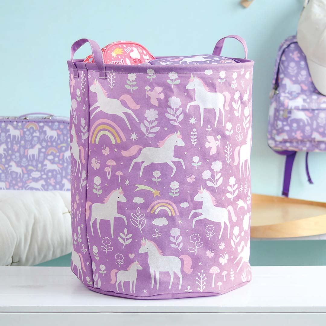 a little lovely company opbergmand met eenhoornpatroon in een kinderkamer met bijpassende accessoires.
