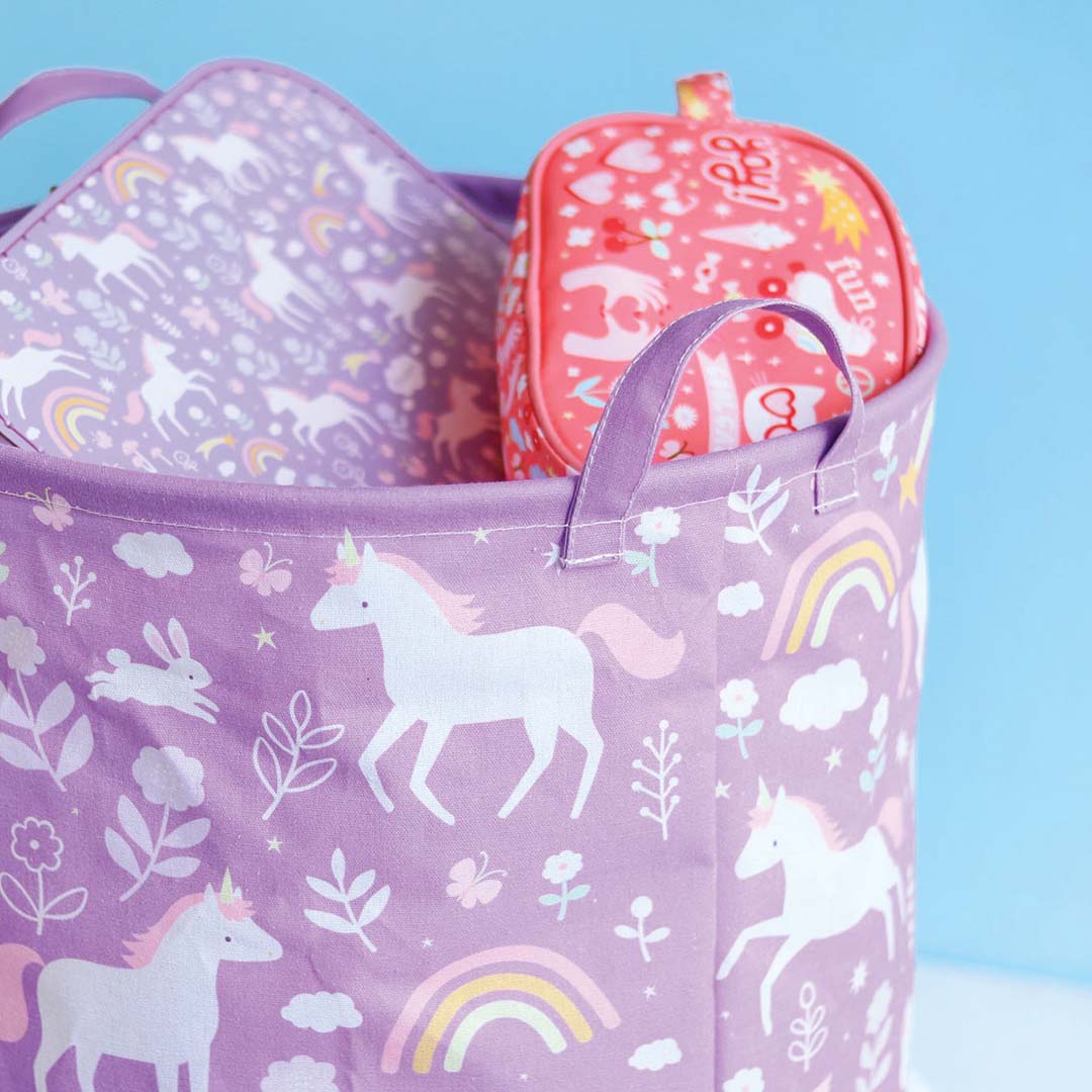 Detail van de a little lovely company opbergmand met eenhoorn- en regenboogpatroon, met een roze etui erin.