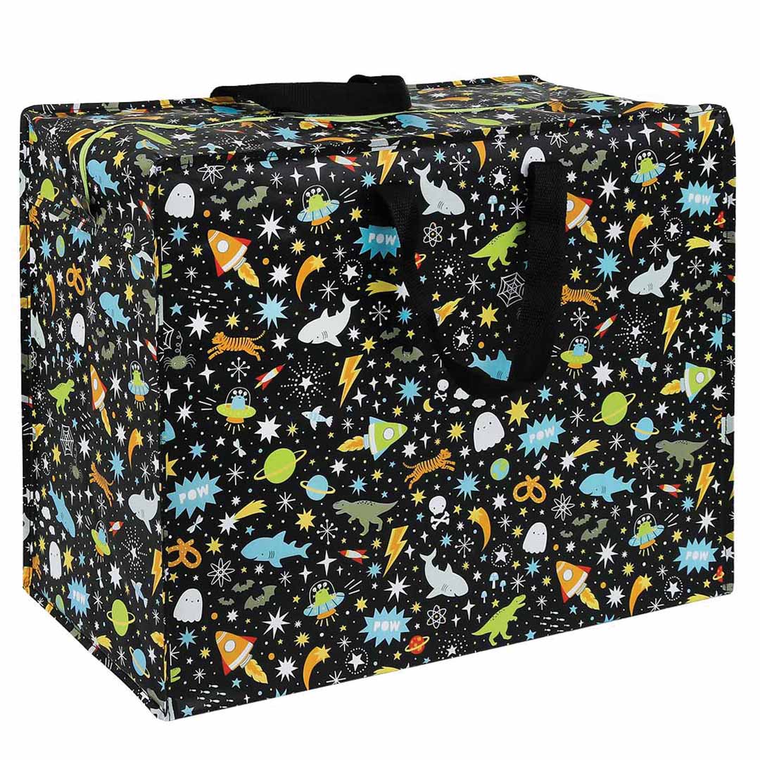 Een schuine weergave van de a little lovely company opbergtas Galaxy XL met een patroon van sterren, raketten, dieren en figuren op een zwarte achtergrond.