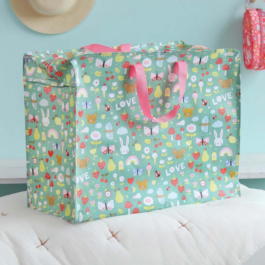 a little lovely company XL opbergtas met groen patroon van dieren en regenbogen, staand op een witte ondergrond.