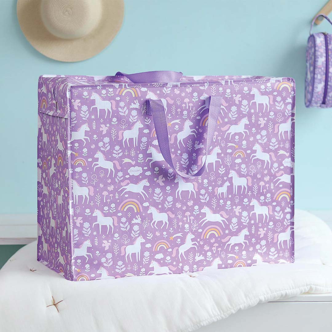 a little lovely company XL opbergtas met eenhoornprint op een wit kussen in een kinderkamer.