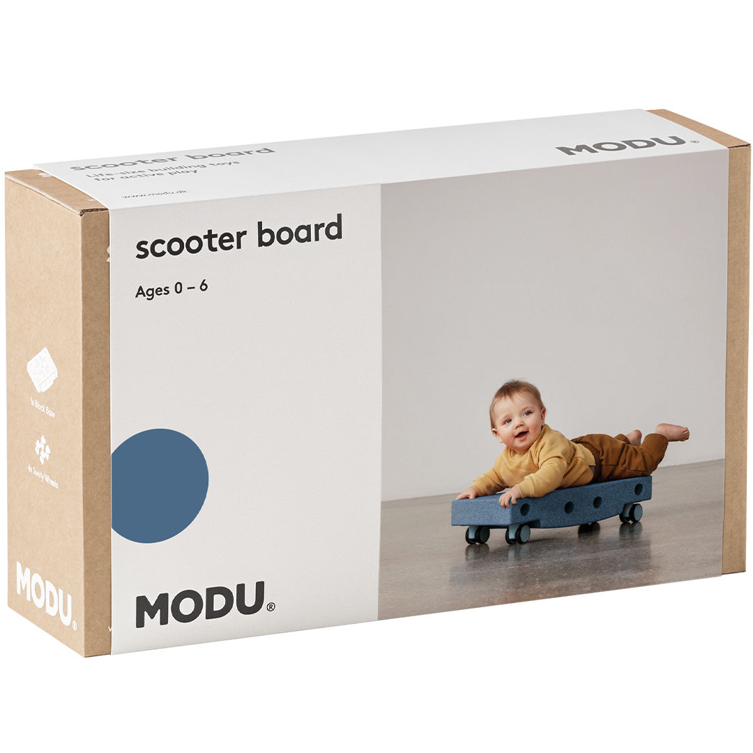 De productverpakking van het modu scooter board, met een afbeelding van een baby op het bord.