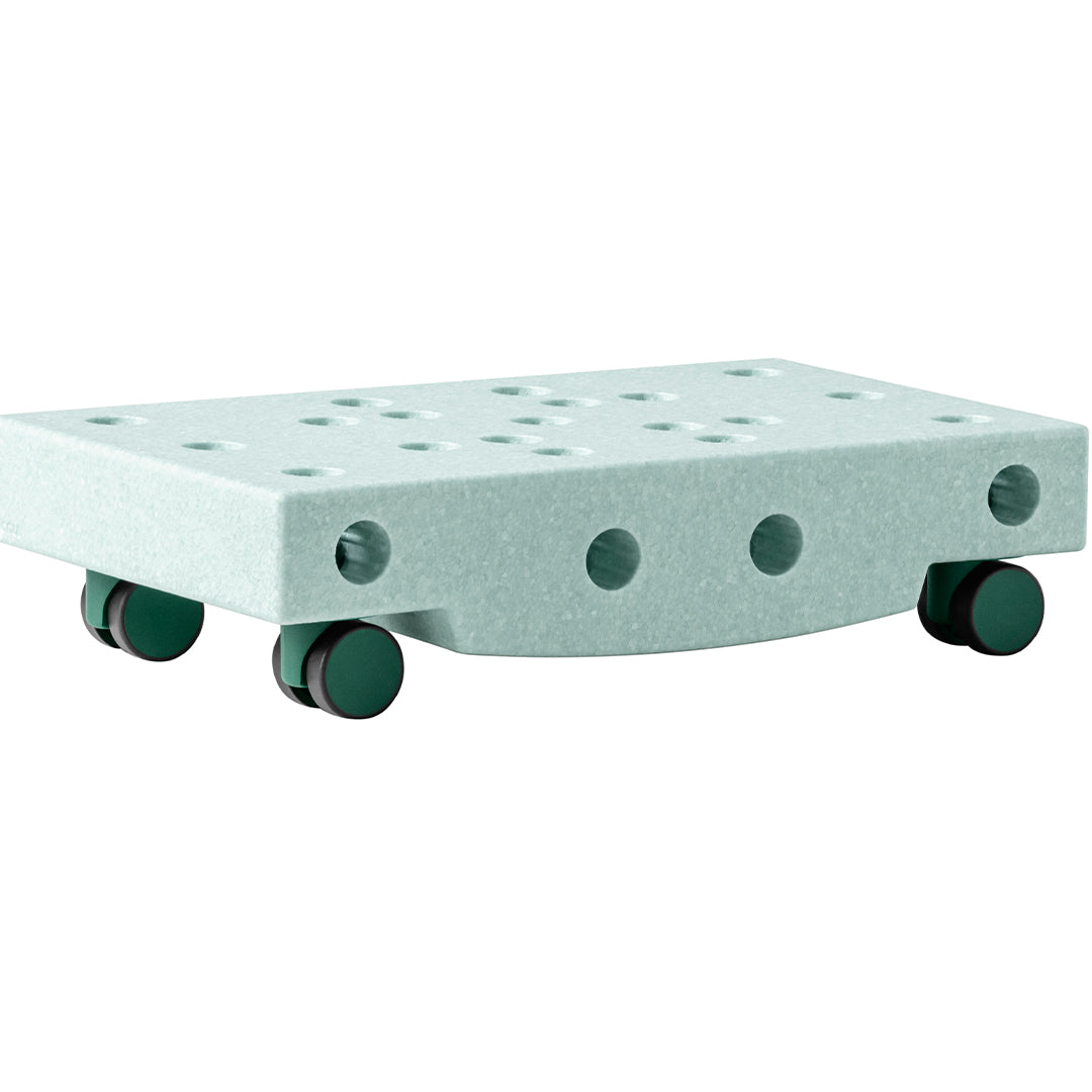 Modu babyspeelgoed scooter board in ocean mint kleur, met wielen en gaten.