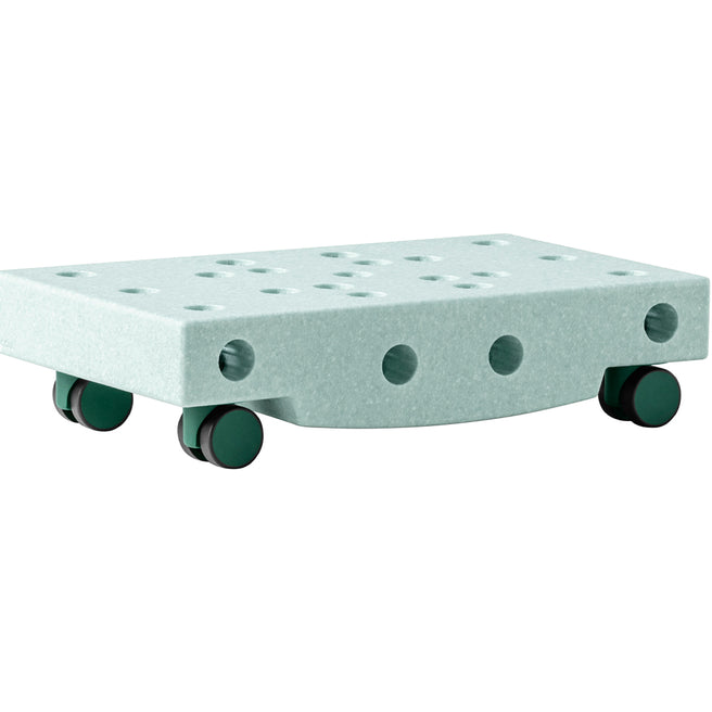 Modu babyspeelgoed scooter board in ocean mint kleur, met wielen en gaten.