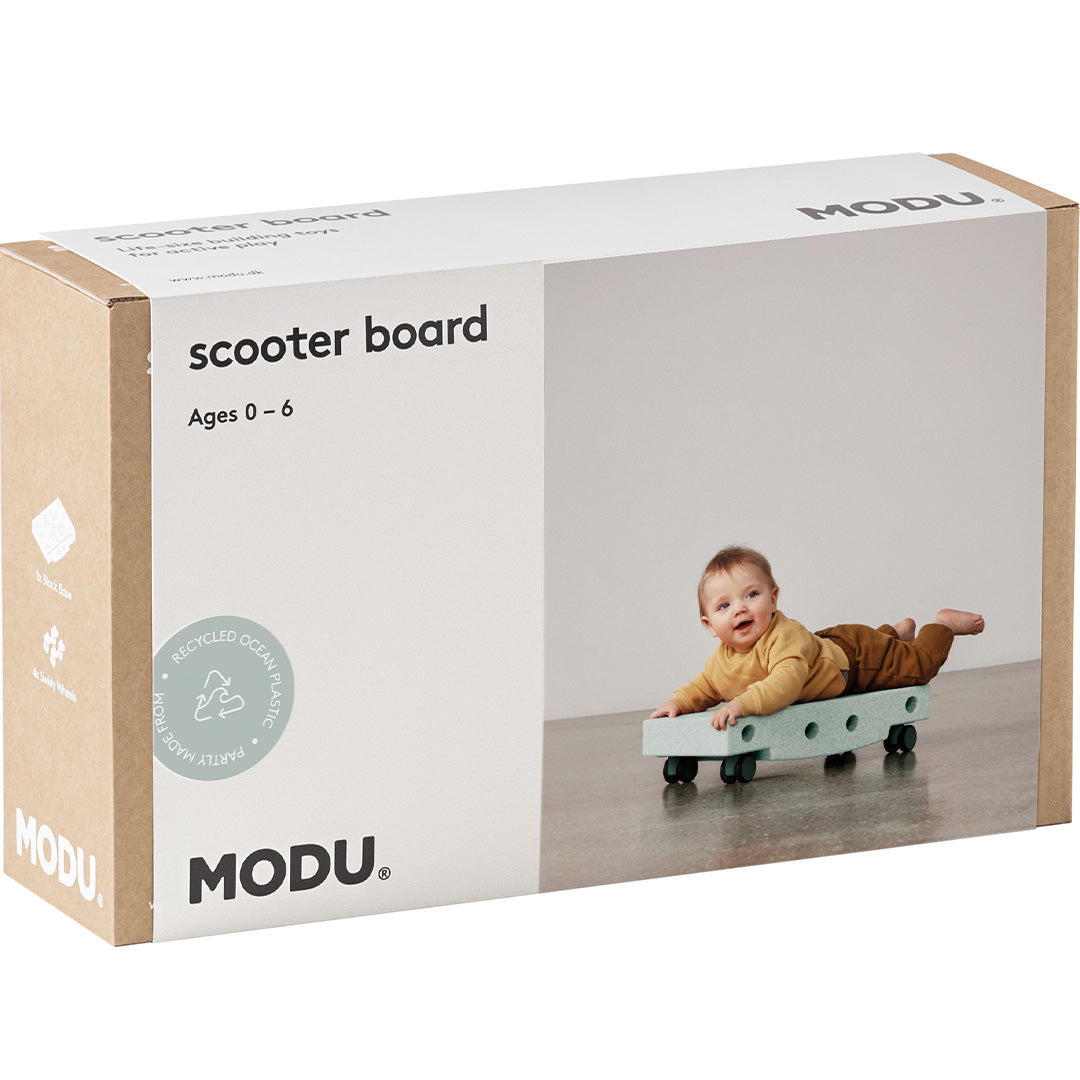De verpakking van het Modu scooter board, een kartonnen doos met productafbeelding.
