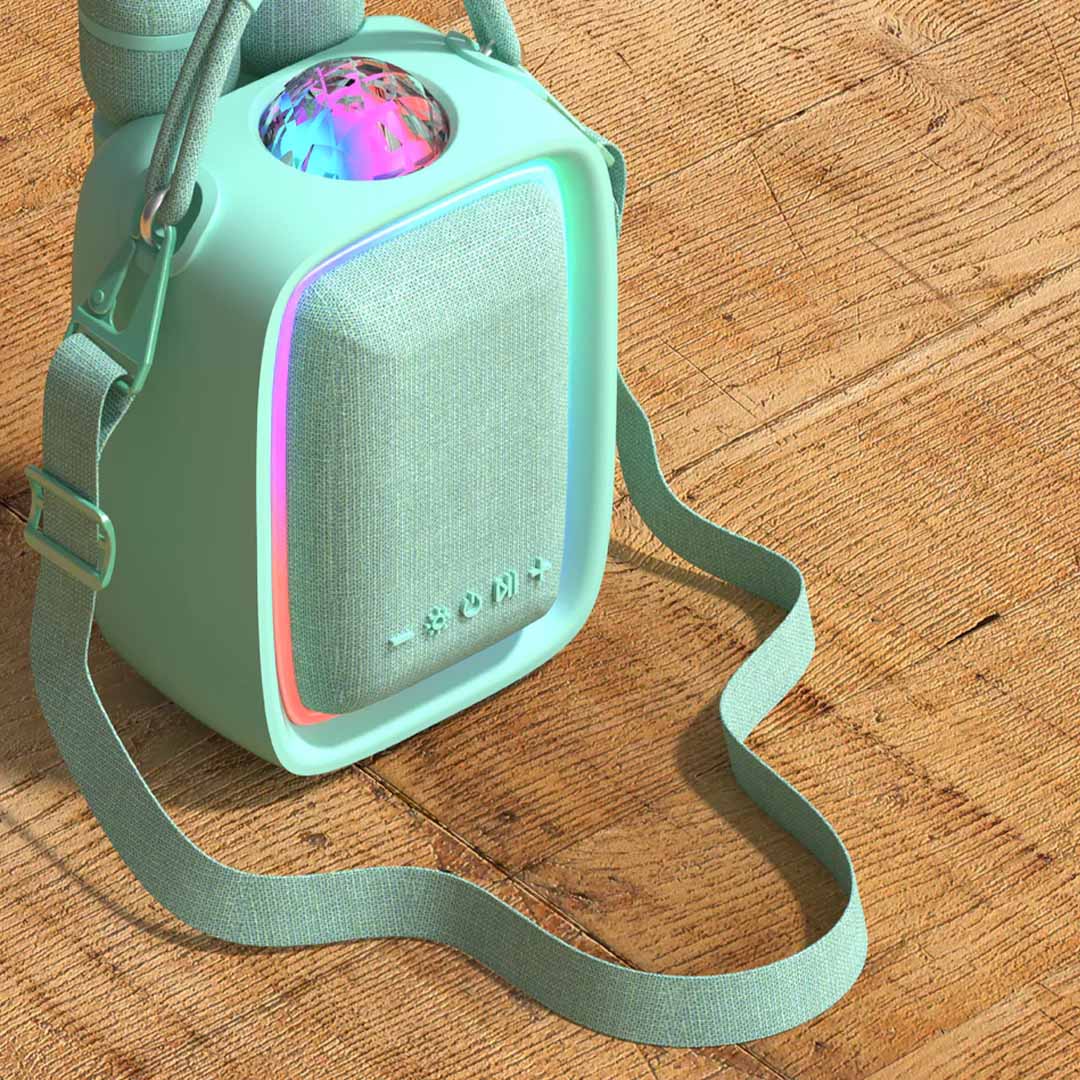 mob karaokeset speaker met schouderband en LED-verlichting op een houten vloer.