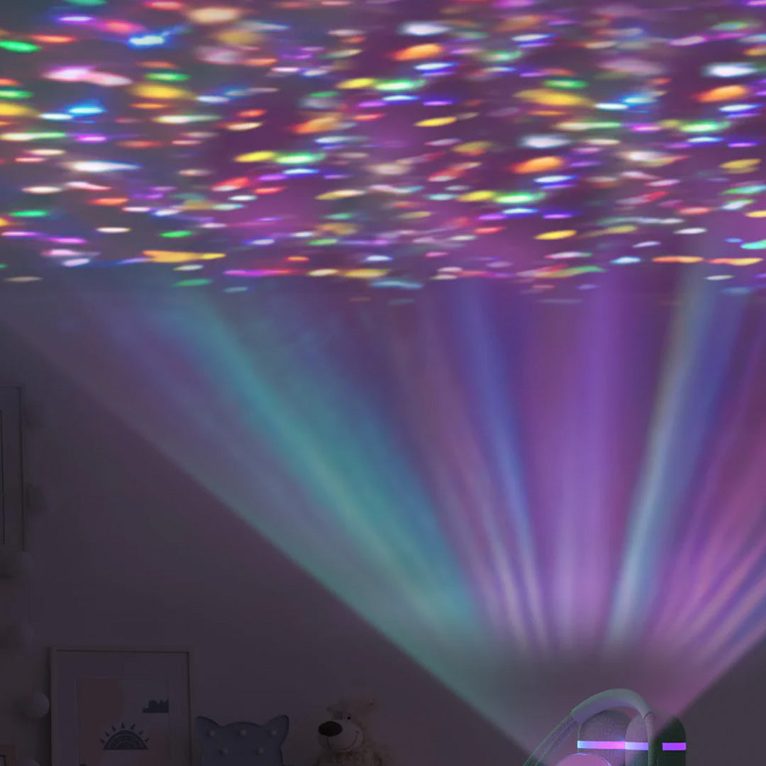Kleurrijke lichtstralen van de karaokeset disco bal projecteren op een muur en plafond.