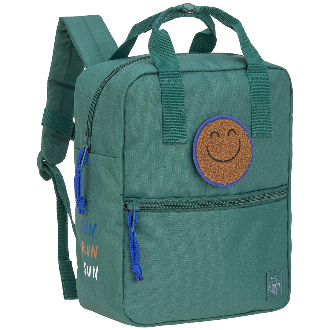 Lässig kleuterrugzak in donkergroen met een bruine smiley patch op de voorkant.