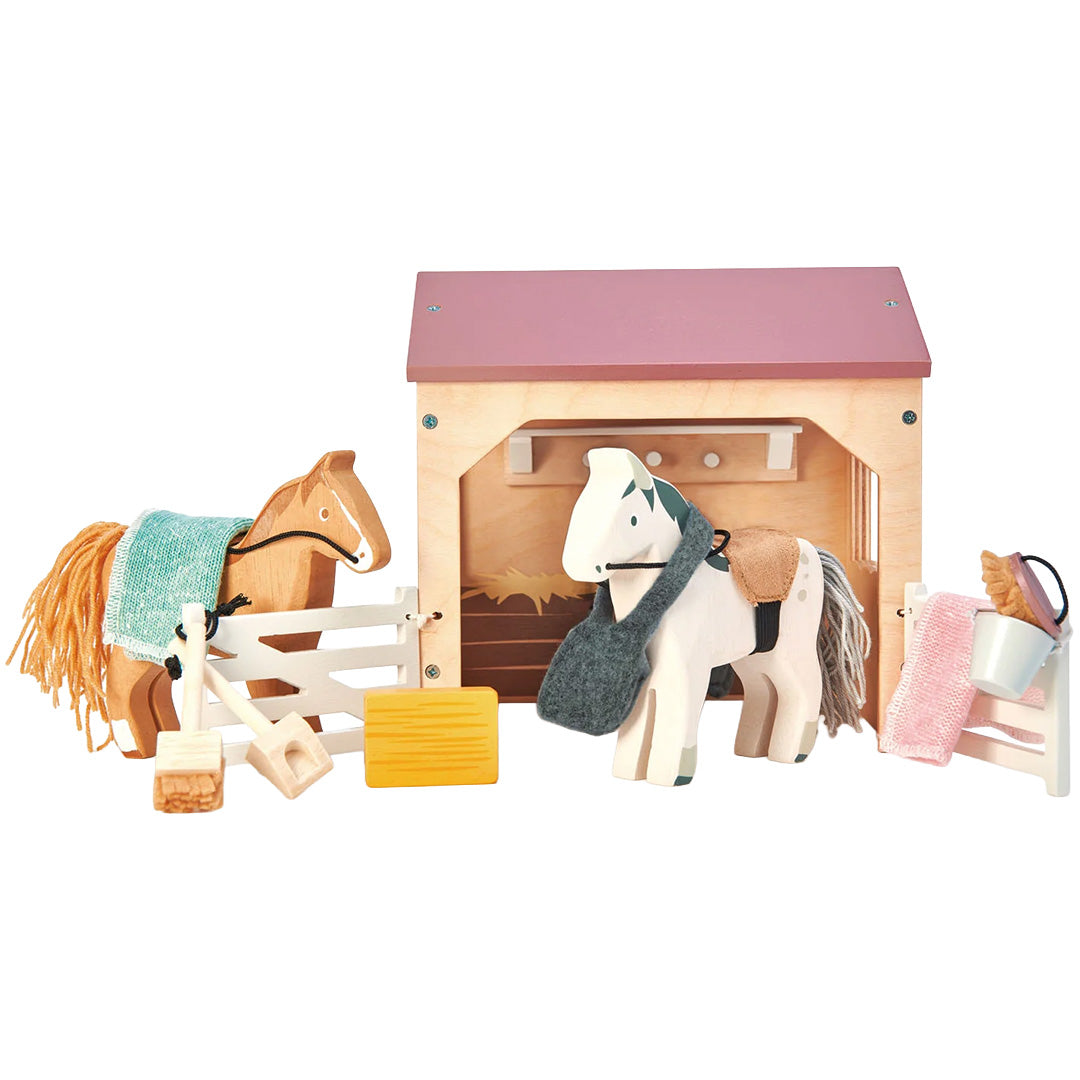 Tender Leaf Toys houten paardenstal speelset met twee paarden en accessoires.