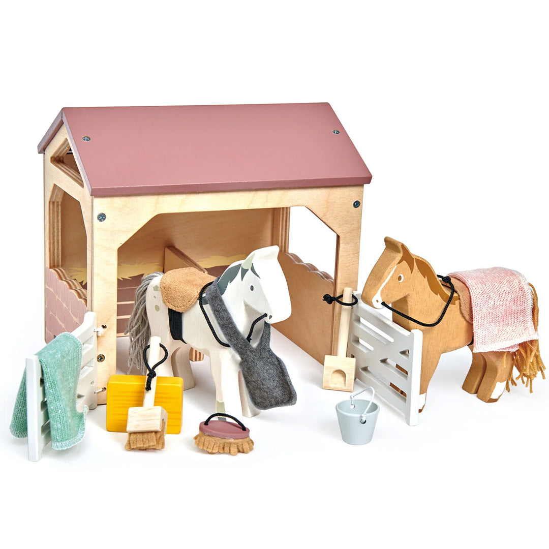 Tender Leaf Toys houten paardenstal speelset met twee paarden en accessoires.