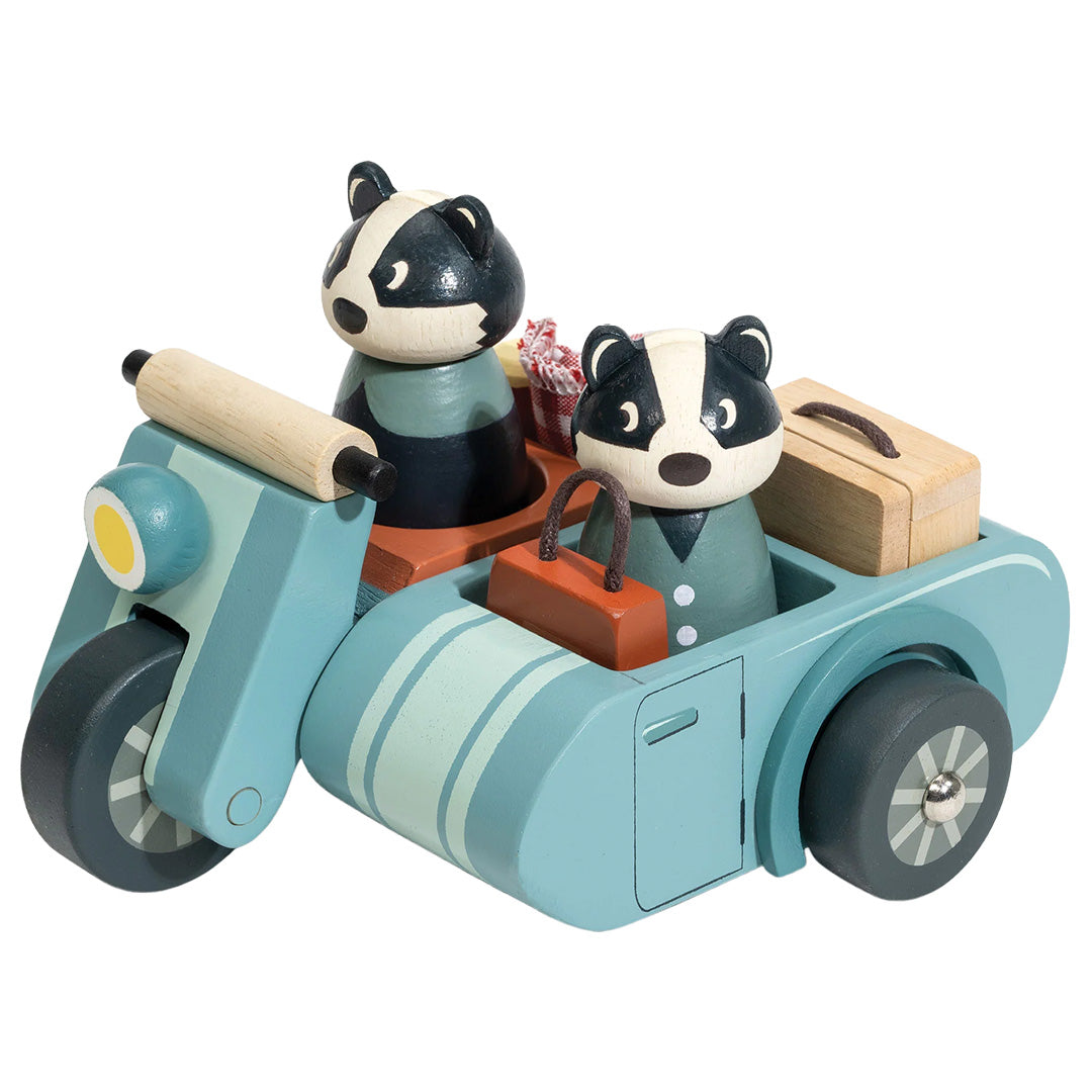 Tender Leaf Toys houten speelset van een blauwe motor met zijspan, twee dassenfiguren en picknickbagage.