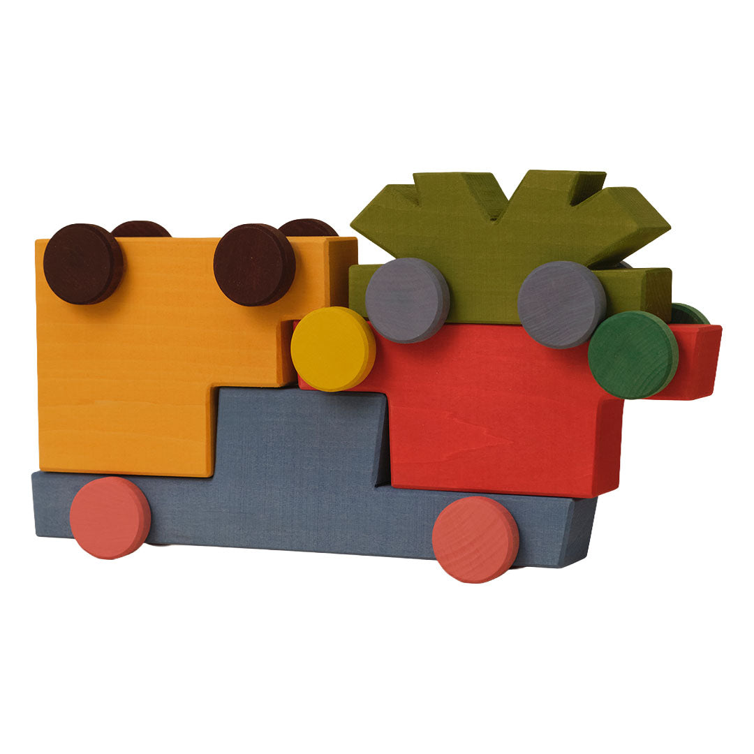 toyto houten stapelauto's in verschillende kleuren samengevoegd tot één voertuig.