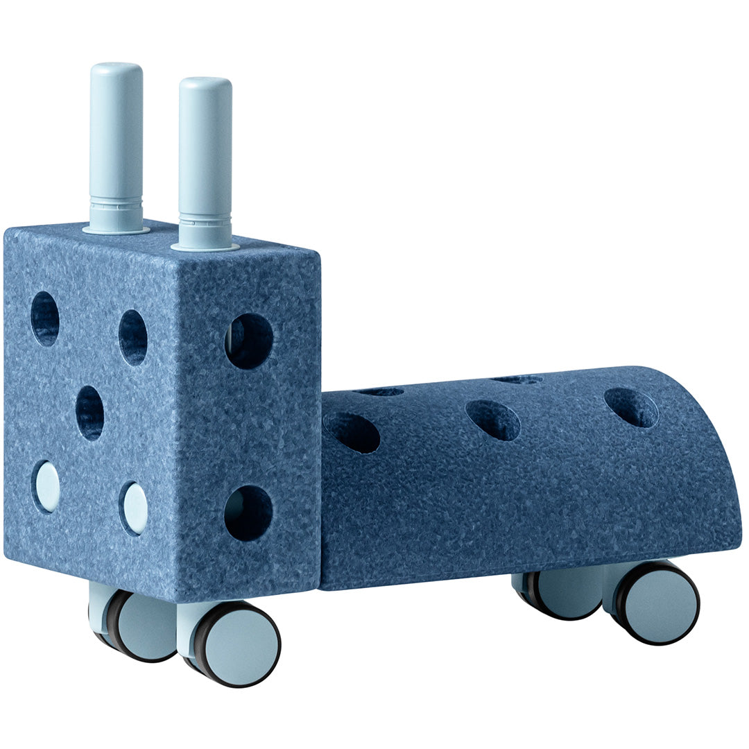 Modu Tiny Ride loopwagen in diepblauw, een speelgoedvoertuig met wielen en twee handvatten.