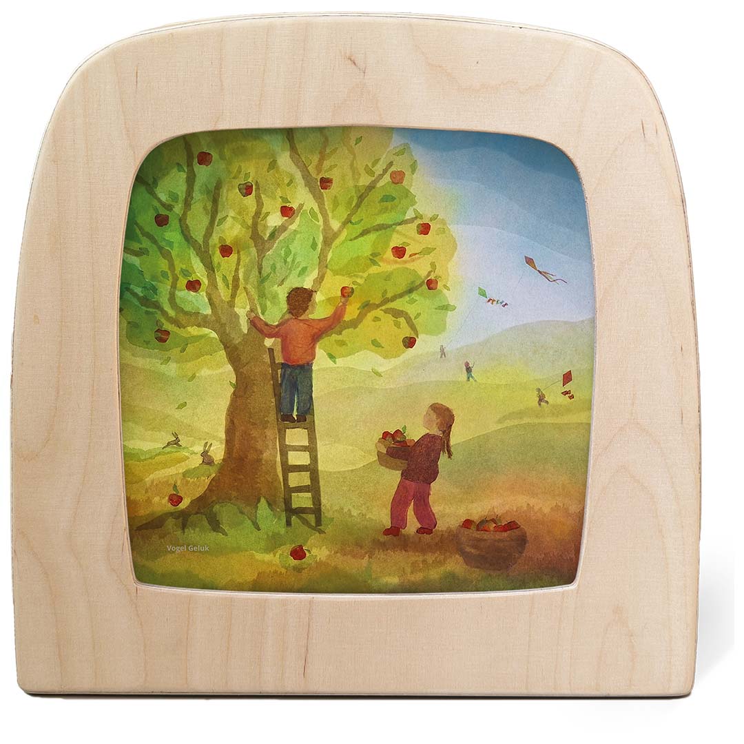 Vooraanzicht van de Toverlux toverplaat voor toverlamp met een illustratie van kinderen die appels plukken bij een appelboom.