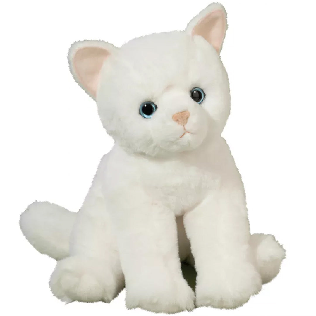 Douglas Toys pluchen knuffelkat Winnie, wit met blauwe ogen, zittend.