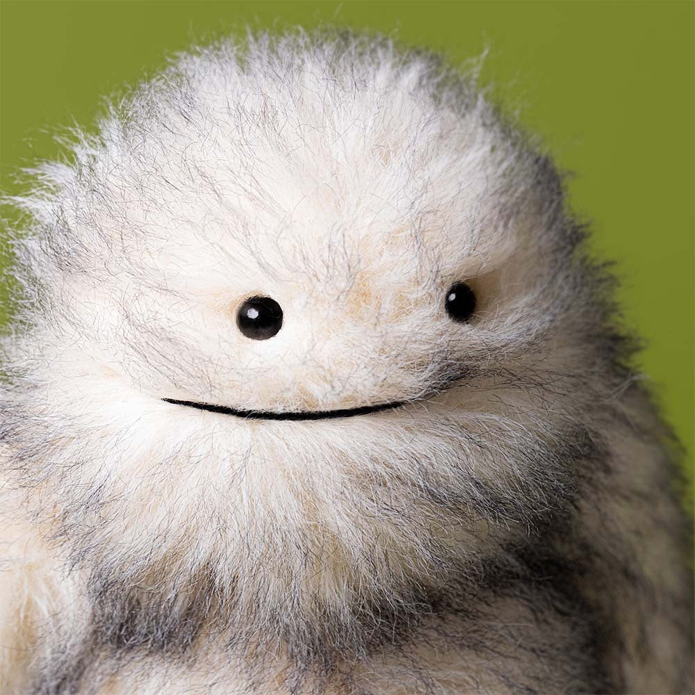 Close-up van het gezicht van de Jellycat pluchen Bretti Yeti knuffel.