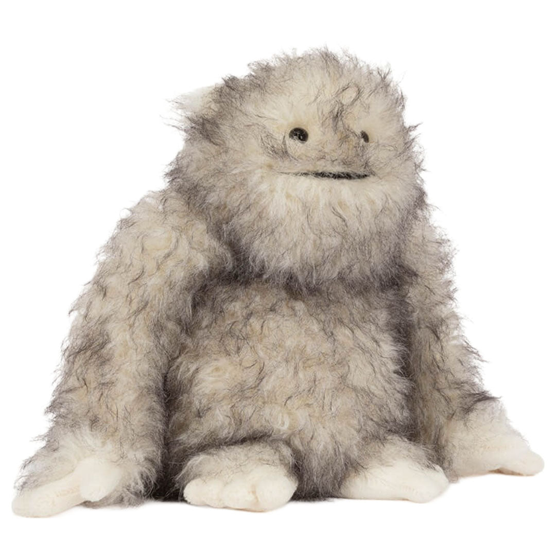 Jellycat pluchen knuffelmonster Bretti Yeti, zittend en van voren gefotografeerd.