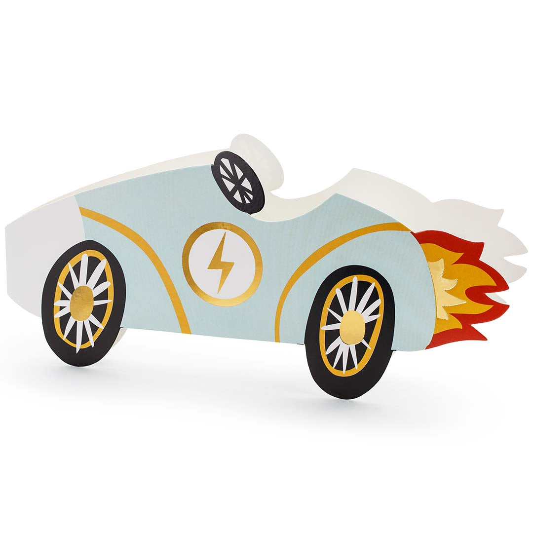partydeco raceauto verjaardagsuitnodiging in lichtblauw met gouden details en vlammen.