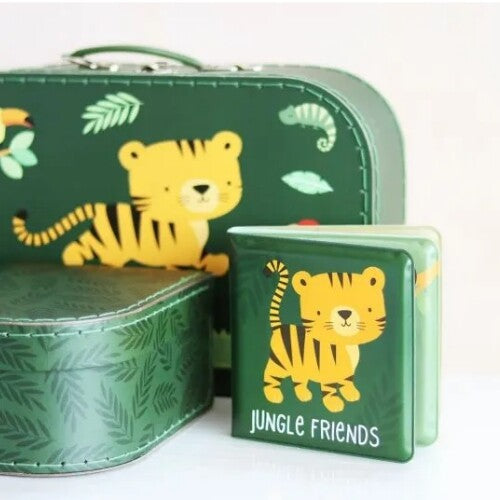 Het a little lovely company badboekje met tijgerillustratie staat naast twee bijpassende groene koffers met junglepatroon.