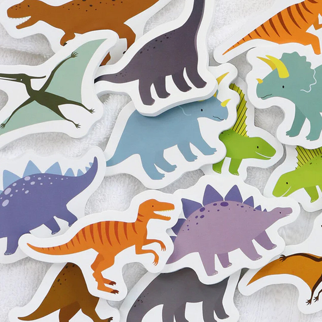 Detailopname van diverse kleurrijke schuim dinosaurussen badfiguren.