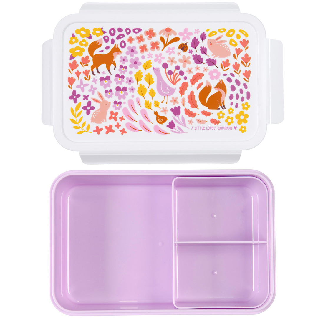 Een open paarse bento broodtrommel met uitneembaar compartiment en een deksel met bloemen- en dierenpatroon.