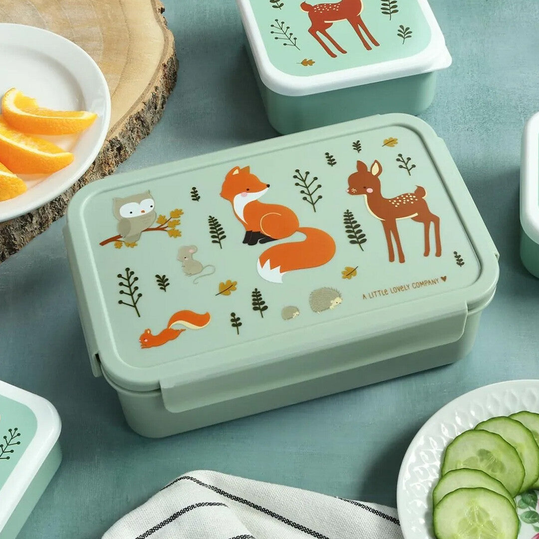 A little lovely company groene broodtrommel voor kinderen met bosdierenprint, omringd door fruit en groenten.